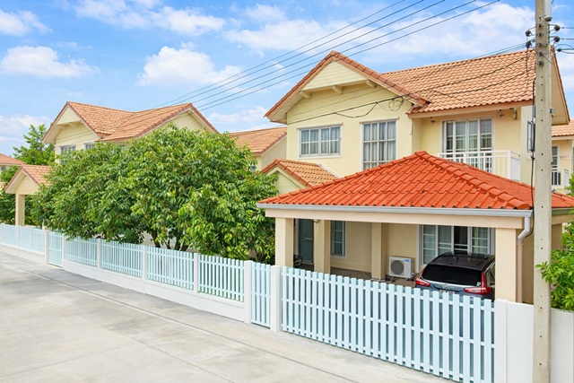 อยุธยา บ้านเดี่ยว 2 ชั้นสภาพดี ฟังก์ชันครบ 4 นอน ถ.โรจนะ  คลองสวนพลู อุทัย 2 น้ำ ใกล้นิคมอุตสาหกรรมโรจนะ 900 ม.และกว้างขวาง 65 ตร.ว. 130 ตร.ม. 9,998B-M. ขาย 2.75 ลบ. ทำเลติดถนนใหญ่ เดินทางสะดวก เหมาะอยู่อาศัย หรือทำธุรกิจ บรรยากาศเงียบสงบ เป็นส่วนตัวสูง  ใกล้รพ.ราชธานี 1 กม. แหล่งงาน นิคมอุตสาหกรรม และสิ่งอำนวยความสะดวกครบครันAyutthaya Well maintained 2story detached house 4 bed Rojana Road Khlong SuanPhlu Uthai 2 bath near Rojana Industrial Park 900 m. spacious 65sq.wa. 130 sq.m