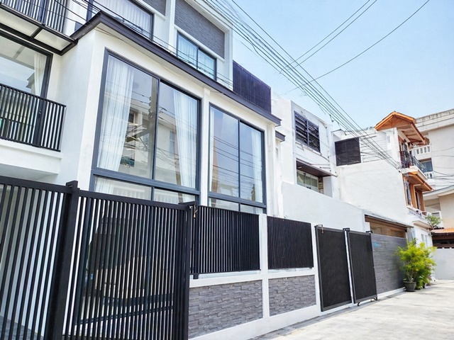 ใกล้รร.นานาชาติ BAIS 900 ม. เอกมัย 18-24  ทองหล่อ โฮมออฟฟิศ 3 ชั้น 3 นอน 3 น้ำ 21ตร.ว. 200ตร.ม. 83,998 ดีไซน์โมเดิร์นลอฟท์ โปร่งโล่ง เหมาะอยู่อาศัย หรือทำธุรกิจ ใจกลางเอกมัย ทำเลศักยภาพสูง เดินทางสะดวก ใกล้ทองหล่อ BTS เอกมัย 2 กม. และย่านไลฟ์สไตล์ระดับพรีเมียมnear BAIS Inter Sch 900m. 21sq.wa.Ekkamai 18-24 Thonglor 3story home office 3bed 3bath  200sq.m. 83,998THB/month modern loft design spacious and airy suitable for living or business in the heart of Ekkamai high potential location convenient transportation close to Thonglor and BTS Ekkamai 2 km. near premium lifestyle areasเอกมัย 18-24 ท�