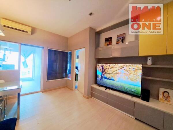 ขาย คอนโด the room-ratchada ladpraw ใกล้ MRT ลาดพร้าวราคาขาย 3,390,000 บาท  ค่าโอน50/50  ราคาเช่า/เดือน 14,000 บาท  จัดสินเชื่อฟรี พร้อมดูแลครบทุกขั้นตอนรายละเอียดทรัพย์  :C28017· ชั้น17 ห้องมุมบนสุด อาคารD· ขนาดห้อง 41.32 ตร.ม รวมระเบียง· ความสูงเพดาน 2.8 เมตร ให้ความรู้สึกปลอดโปร่ง ไม่อึดอัด ไร้เสียงรบกวน· 1ห้องนอน 1 ห้องนั่งเล่น 1 ห้องน้ำเครื่องใช้ไฟฟ้าและเฟอร์นิเจอร์พร้อมเข้าอยู่· Smart TV 55นิ้ว ,TV 35นิ้ว ห้อง�