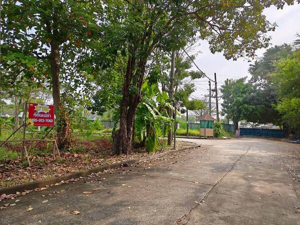 LIST. C 27951 ขาย ที่ดินเปล่า รวมสองโฉนด ม. นวธานี ซ. เสรีไทย 59 แขวง รามอินทรา แขวง คันนายาว กทม.รายละเอียดเพิ่มเติม– ที่ดินเปล่า รวมสองโฉนด ขนาด 274 ตรง.วา– แปลงที่ดินสวย อยู่แปลงมุม ใกล้มอเตอร์เวย์ อยู่ซอย 4– หน้ากว้าง ประมาณ 31 เมตร ลึก ประมาณ 30 เมตร– หน้าที่ดิน มีป้อมยามสิ่งอำนวยความสะดวก– มีสนามกอล์ฟ 18 หลุม– คลับเฮ้าส์ ภายในมีสนามเทนนิส สระว่ายน้ำ ฟิตเนส– รปภ 24 ชม. มีกล้อง