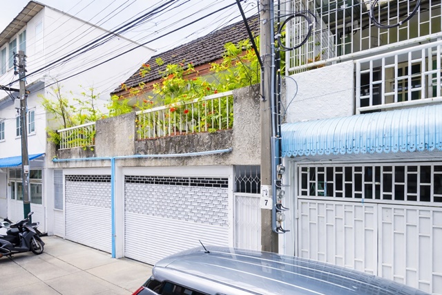 ทำเลใจกลางสาทร  1-2คูหา 3-6 นอน 2เหมาะอยู่อาศัย โฮมออฟฟิศ หรือทำธุรกิจ ใกล้ย่านธุรกิจสีลม บางรัก รพ.เซนต์หลุยส์ 1 กม. ใกล้ BTSสุรศักดิ์ 700 ม. ทาวน์เฮาส์ 2 ชั้น น้ำ 17 ตร.ว.136 ตร.ม.14,999-29,999B-M. และทางด่วน เดินทางสะดวก  เชื่อมต่อถนนหลักได้สะดวกPrime location in Sathorn Two story townhouse 1-2unit 3-6bed near St Louis Hospital 1 km and expressways near BTS Surasak 700m.  2bath 17sq.wa. 136sq.m. Rent 14,999-29,999B-M. suitable for residence home office or business Close to Silom and Bang Rak business districts Convenient access to major roads and city transportation routesถ. เจริญราษฎร์ สาทรใต้ �