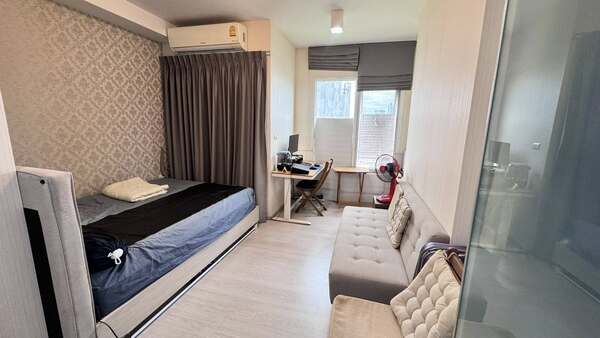 ขายด่วนห้องมุม !! Chapter one Eco Ratchada - Huai Khwangคอนโดแชปเตอร์วัน อีโค รัชดา - ห้วยขวางรายละเอียดทรัพย์ :C27926-ขนาด 23.69 ตร.ม.-อาคาร H ชั้น 19 ห้องมุม-วิวสวยโล่ง ระเบียงทิศใต้ อากาศถ่ายเทดี-บิ้วอินครบ เครื่องใช้ไฟฟ้าครบ พร้อมเข้าอยู่ราคาขาย 2,100,000 บาท ค่าโอน50/50(ห้องเจ้าของอยู่เอง สามารถต่อรองได้)***ค่าส่วนกลาง ตร.ม ละ 660 ต่อปีเครื่องใช้ไฟฟ้าและเฟอร์นิเจอร์เตียงนอน, แอร์, ตู้เย็น, ไมโครเวฟ, เครื