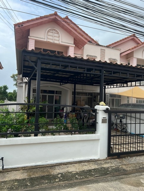 sss497 ขาย  ขายบ้านแฝด 2 ชั้น หมู่บ้านเพชรอนันต์ คลอง4 ลำลูกกา ถนนพระองค์เจ้าสายที่ตั้ง   ถนนพระองค์เจ้าสาย คลอง 4 ตำบลลาดสวาย อำเภอลำลูกกา จังหวัดปทุมธานีที่ดิน 40.6  ตารางวา พื้นที่ใช้สอย 150 ตารางเมตร ที่จอดรถ 2 คันขนาด 3 ห้องนอน 3 ห้องน้ำ 1 ห้องโถงรับแขก 1 ห้องครัว  หน้าบ้านหันทางทิศเหนือสิ่งอำนวยความสะดวก : sport club ,สระว่ายน้ำ,ฟิตเนส ,สนามแบดมินตัน ,สวนสาธารณะกล้อง CCTV ,รปภ. 24 ชั�