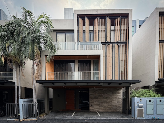 BH4007 ให้เช่าและขายบ้านหรู 3 ชั้น โมทีค แจ้งวัฒนะ ซอย 10 ใกล้ Harrow พร้อมลิฟต์ส่วนตัว ใกล้รถไฟฟ้าติดต่อAgent คุณบัว Buaโทร 0936464597LINE ID Bua093ขาย 45.9 ล้านบาทเช่า 200000 บาทต่อเดือน สัญญา 2 ปีเช่า 280000 บาทต่อเดือน สัญญา 1 ปีรายละเอียดบ้านเดี่ยวหรู 3 ชั้น โครงการ Motique แจ้งวัฒนะ ซอย 10 ทำเลศักยภาพสูง ใกล้โรงเรียนนานาชาติ Harrow และรถไฟฟ้าสายสีชมพู เพียงไม่กี่ก้าวจากถนนแจ้งวัฒนะ เหมาะสำหรับครอบครัวระด�