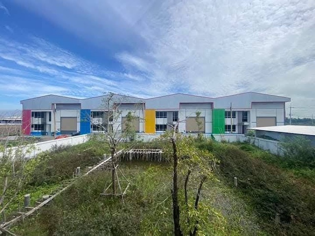 BST1092 ให้เช่าโกดัง โรงงานขนาดเล็ก บางปลา 2 บางพลี สมุทรปราการ พื้นที่สีฟ้า เพดานสูง พร้อมออฟฟิศและที่พักคนงานติดต่อ Agent คุณบัว (Bua)Tel: 093-646-4597 LINE ID: Bua093ราคาเช่า 65000 บาทต่อเดือนรายละเอียดให้เช่าโกดังพร้อมออฟฟิศและที่พักคนงาน ในทำเลบางพลี สมุทรปราการ ซอยบางปลา 2 ซอยธนสิทธิ์ เดินทางสะดวก ใกล้แหล่งอุตสาหกรรม เหมาะสำหรับธุรกิจคลังสินค้า โรงงานขนาดเล็ก หรือโลจิสติกส์ตัวอา�