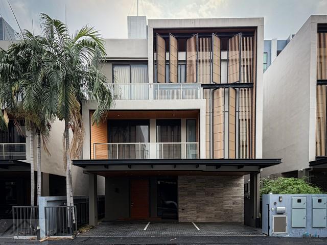 ขาย - ให้เช่าบ้านเดี่ยว 3 ชั้น หมู่บ้านโมทีค แจ้งวัฒนะ ซอย10 Motique Chaengwattana เพดานสูง พร้อมลิฟต์ส่วนตัว ใกล้รถไฟฟ้าสายสีชมพู สถานีทีโอทีติดต่อ:: ชยา โทร/ID Line:: 0942823961Link Line:: https://line.me/ti/p/3xFA1An8Kcรหัส# T26-559บ้านเดี่ยว 3 ชั้น หมู่บ้านโมทีค แจ้งวัฒนะ ซอย10 เดินทางสะดวก ทำเลศักยภาพ ใกล้รถไฟฟ้า ใกล้ทางด่วนเพดานสูง พร้อมลิฟต์ส่วนตัว เดินทางสะดวก ทำเลศักยภาพ ใกล้รถไฟฟ้า ใกล้ทางด่วน• เนื้อที่ดิน 58.30 