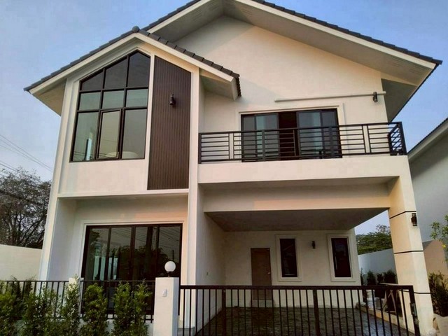 ให้เช่า 49,000 บาท/เดือน #โซนหางดง #ใกล้กาดฝรั่ง บ้านใหม่หลังใหญ่ 2 ชั้น #สไตล์โมเดิร์นหรู ฟังก์ชันครบ #หิ้วกระเป๋าพร้อมเข้าอยู่ รายละเอียดบ้าน4 ห้องนอน | 4 ห้องน้ำ (ห้องน้ำในตัวทุกห้องชั้นบน)1 Walk-in Closet (Master Bedroom)1 ห้องครัว1 ห้องเก็บของ1 ห้องอเนกประสงค์ (ทำห้องนอน/ออฟฟิศได้)ที่จอดรถ 2 คันจุดเด่นบ้านห้องน้ำใหญ่ แยกโซนเปียก-แห้ง + อ่างอาบน้ำWalk-in Closet ขนาดใหญ่ห้องอเนกประสงค์ชั้นล่าง�