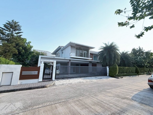 ขายบ้านเดี่ยว 214.4 ตรว. • 5 ห้องนอน โครงการ Perfect Masterpiece 3 สุขุมวิท77 (Private Zone) ใกล้สนามบินสุวรรณภูมิ*** ราคาขาย 45 ล้านบาท (ลดจาาก 49 ลบ) ติดต่อ::  ชยา โทร/ID Line:: 0942823961   Link Line:: https://line.me/ti/p/3xFA1An8Kcรหัส# T26-544บ้านเดี่ยว โครงการ Perfect Masterpiece 3 สุขุมวิท77 (Private Zone) ใกล้สนามบินสุวรรณภูมิ• ใกล้สวนส่วนกลางและ Lake ในเฟส• ที่ดิน 214.4 ตรว. • พื้นที่ใช้สอย 536 ตรม.• 5 ห้องนอน (ห้องน้ำในตัวทุกห้อง)• 6 ห้องน้ำ• 1 ห้องทำงาน• 1 ครัว / 1 ห้องซักรี�