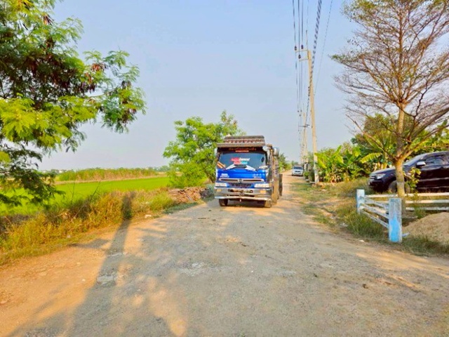 ถ.คลองเก้า 820ม. ถ.ไมตรีจิต สามวาตะวันออก ที่ดินให้เช่า ใกล้ตลาดสามวา 600 ม. รูปแปลงยาวสวย 600 ตร.ว. 2400 ตร.ม. ทางเข้า กว้าง 7 ม. 4,999-7,999 B-M. เหมาะทำโกดัง ลานจอดรถ หรือกิจการขนาดกลาง ทำเลอยู่ในเขตคลองสามวา เดินทางสะดวก รถบรรทุกเข้า-ออกสะดวก ใกล้แหล่งชุมชน รร.วัดคลองสามวา 850 ม.เชื่อมต่อถนนหลักได้ง่าย KhlongKao Rd.820m.Maitrijit Rd. SamWa East Land for rent near SamWa Market 600m. away Beautiful long plot 600 sq.wa. 2400 sq.m. 7 m. wide entrance 4,999-7,999B-M Suitable for warehouse parking lot or medium sized business 