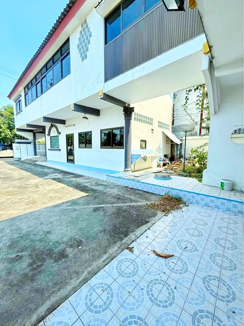 บ้านเดี่ยว ฟังก์ชัน 4-5นอน พุทธมณฑลสาย 2  รพ.เกษมราษฏร์ บางแค 1.8กม. 3 น้ำ ใกล้วัดบุณยประดิษฐ์ 1 กม. กว้างใหญ่ 108 ตร.ว. 320 ตร.ม. บ้าน 2 ชั้น มีบ้าน 2 หลังในพื้นที่เดียว 12,999 B-M.ขาย 8.99 ลบ.ทำเลบางแค เหมาะอยู่อาศัย หรือเป็นที่ธุรกิจ บรรยากาศสงบ เป็นส่วนตัวสูง เดินทางสะดวก ใกล้รร.นานาชาติอินเตอร์เนชั่นแนล ไพโอเนียร์ส 1 กม.ตลาด สถานพยาบาล เชื่อมต่อถนนพุทธมณฑลสาย 2 และเส้นทางหลักได้ง่า�