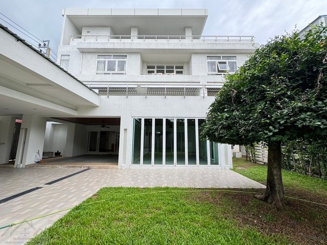 ให้เช่าโฮมออฟฟิศ 4 ชั้น ขนาดใหญ่ 200 ตรว. 700 ตรม. ซอยสุขุมวิท 62 ใกล้ BTS บางจาก  *** ราคาเช่า 150,000 บาท/เดือน ติดต่อ::  ชยา โทร/ID Line:: 0942823961   Link Line:: https://line.me/ti/p/3xFA1An8Kcรหัส# RY249 โฮมออฟฟิศ 4 ชั้น ขนาดใหญ่ ซอยสุขุมวิท 62 ใกล้ BTS บางจาก • ขนาดที่ดิน 200 ตารางวา• พื้นที่ใช้สอยประมาณ 700 ตารางเมตร• 6 ห้องนอน • 6 ห้องน้ำ• 1 ห้องนอนสำหรับ maid + 1 ห้องนอนสำหรับคนรถ 1 ห้องน้ำ• มีลิฟท์โดยสาร 1 ตัว • จอดรถ 5- 6 คัน • มีสนามหญ้าใหญ่