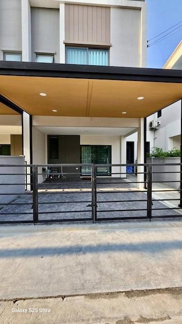 ให้เช่าทาวน์โฮม  2 ชั้น โครงการ PLENO สุขุมวิท บางนา 3 ยูนิตหน้าสวน ใกล้ Mega บางนา ( บ้านใหม่พร้อมอยู่ )ราคาเช่า 55,000 บาท / เดือน ( สัญญาขั้นต่ำ 1 ปี )ที่ตั้ง ถนนบางนา ตำบลบางแก้ว อำเภอบางพลี สมุทรปราการติดต่อ : คุณภัสพงณ์ 0634098164Line : deedee23https://www.facebook.com/profile.php?id=61581484955548เนื้อที่ 25.4 ตารางวา พื้นที่ใช้สอย 145 ตารางเมตร จำนวน 2 ชั้น 3 ห้องนอน 3 ห้องน้ำ จอดรถ 2 คันบ้านใหม่ เฟอร์นิเจอร์ครบ พร้อมเข้าอยู่ไม่ร�