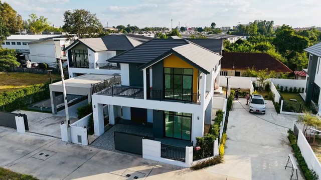 ขายบ้านเดี่ยว 2 ชั้น บ้านมือ1 บ้านใหม่โครงการ ยูนิตที่ 2 หลังมุม ใกล้เจพาร์คศรีราชา ใกล้นิคมเครือสหพัฒน์ นิคมปิ่นทอง พร้อมเข้าอยู่ ชื่อแบบ : NORDICA ศรีราชา ชลบุรีโทร. 095-196-4242 (คุณจุ๊)Line ID : jll689WhatsApp : wa.me/66951964242FB page : https://www.facebook.com/ChulaluckHomeliving/รายละเอียด- ขนาด 42.3 ตารางวา / พื้นที่ใช้สอยรวมประมาณ 210 ตารางเมตร- 4 ห้องนอน 3 ห้องน้ำ- 2 ที่จอดรถ- Living room ห้องนั่งเล่น - Master bedroom- Wash → พื้นที่ซักล้าง - Storage → ห้องเก็บของ- Kit