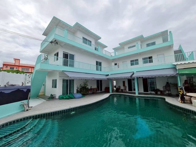 ขายอพาทเม้นท์ใกล้ทะเล 200 เมตร เดินไปชายหาดบางเสร่ได้เลย โทร. 095-196-4242 (คุณจุ๊)Line ID : jll689WhatsApp : wa.me/66951964242FB page : https://www.facebook.com/ChulaluckHomeliving/พิกัด ชายหาดบางเสร่รายละเอียด- เนื้อที่ดิน 178 ตารางวา / พื้นที่ใช้สอยประมาณ 420 ตารางเมตร อาคาร 3 ชั้น- 8 ห้องนอน 9 ห้องน้ำชั้น 1 มี - 2 ห้องนอน 3 ห้องน้ำ  1 ห้องโถง 1ห้องครัว 1ห้องสันทนาการ 1 ห้องออฟฟิศ ชั้น 2 มี - 4 ห้องนอน 4 ห้องน้ำชั้น 3 มี - 2 ห้องนอน 2 ห้องน้ำ-สระว่ายน้ำขนาด