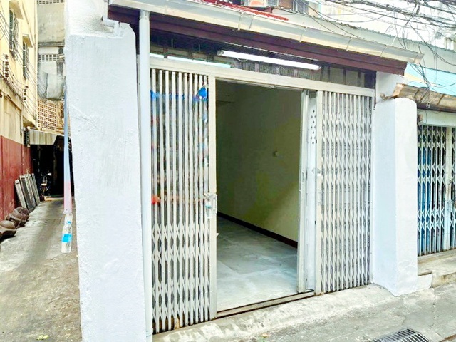 MRT หัวลำโพง 560ม.  MRTวัดมังกร 670ม. อาคารพาณิชย์ 2 ชั้นให้เช่า 2 นอน 2 น้ำ ใกล้ตลาดน้อย 300 ม. 12 ตร.ว. 100 ตร.ม. ห้องหัวมุม 17,999-19,999B-M. ขาย 5.49ลบ เหมาะทำร้านค้า คาเฟ่ หรือธุรกิจขนาดเล็ก ทำเลท่องเที่ยวชื่อดัง ใกล้เยาวราช ตลาดสำเพ็ง สวนลุมพินี เดินทางสะดวก เชื่อมต่อถนนหลักหลายสาย และใกล้ระบบขนส่งสาธารณะMRT Hua Lamphong 560m. MRT Wat Mangkon 670m.2 story commercial building for rent 2 bed 2 bath near Talat Noi 300 m. 12 sq.wa. 100 sq.m. 17,999-19,999B-M sale price 5.49 million bath on Wanich Road corner unit suitable for shop cafe 