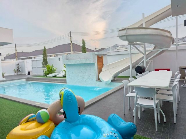 ขายพูลวิลล่า ห้วยใหญ่ พร้อมแถมเฟอร์นิเจอร์ และเครื่องใช้ไฟฟ้า พร้อมทำธุรกิจได้เลย (ผู้เช่าสัญญา 2 ปีเต็ม)โทร. 095-196-4242 (คุณจุ๊)Line ID : jll689WhatsApp : wa.me/66951964242FB page : https://www.facebook.com/ChulaluckHomeliving/ที่ตั้ง ห้วยใหญ่ บางละมุง ชลบุรีรายละเอียด- ที่ดินขนาด 124 ตรว.- 5 ห้องนอน 6 ห้องน้ำ- จอดรถได้ 5 คัน- แอร์ 6 ตัว /ทีวี / ตู้เย็น / โต๊ะพูล /สไลด์เดอร์ การเดินทาง - ใกล้หาดจอมเทียน 7.2 km- ใกล้มอเตอร์เวย์ห้วยใหญ่ 4.2 km- ใกล้สถา�