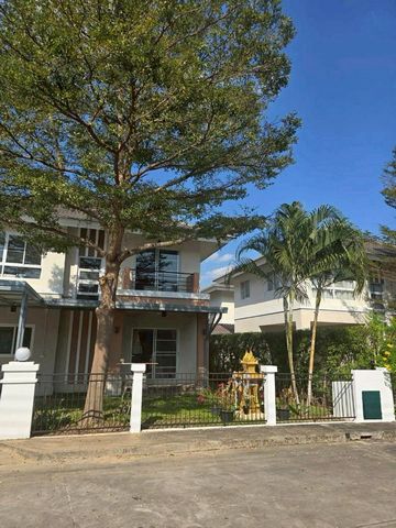 คุ้มสุดๆ #ขายพร้อมผู้เช่า 3.4 ล้าน #กาญจน์กนก10 #หางดง บ้านเดี่ยว 2 ชั้น บ้านสวย สภาพดี ทำเลทอง พร้อมอยู่ #ใกล้สนามบิน #รับรายได้เดือนละ14,000 บาท (สัญญาหมด พ.ค. 2570)รายละเอียดบ้านพื้นที่ 54.1 ตร.วา | พื้นที่ใช้สอย 110 ตร.ม.4 ห้องนอน3 ห้องน้ำ1 ห้องรับแขก1 ห้องครัวไทยเครื่องใช้ไฟฟ้าเครื่องปรับอากาศ 5 เครื่องเครื่องซักผ้า 1 เครื่องตู้เย็น 1 เครื่องTV 1 เครื่องเตาแก๊ส + ซิงค์เครื่องทำน้ำอุ