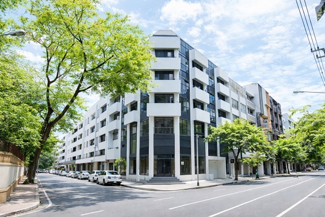 BTS ช่องนนทรี 820ม.  ใกล้BTS สุรศักดิ์ 760ม.  สุรวงศ์ สีลม อาคารให้เช่า 7 ชั้น 7 สำนักงาน  7น้ำ 60ตร.วา. 230ตร.ม. 48,999 B-M.ใกล้ตลาดบางรัก 700 ม. อาคารหัวมุมติดถนนใหญ่สุรวงศ์ เหมาะสำนักงาน หรือพักอาศัย ทำเลศักยภาพใจกลางธุรกิจ ย่านสีลม-สาทร เดินทางสะดวก สถานศึกษา สถานพยาบาล ทางด่วน และระบบขนส่งสาธารณะBTS ChongNonsi 820m BTS Surasak 760m 7story building for rent 7offices 7bath 60sq.wa. 230sq.m. 48,999B-M Corner building BangRak Market 700m. on Surawong main road suitable for office or residential use Prime location in Silom Sathorn busin