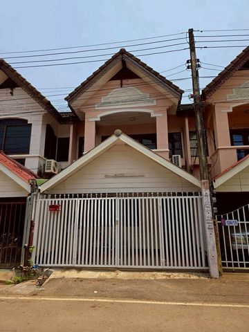 ขายเพียง 1.99 ล.เท่านั้น #โซนหนองหอย #อ.เมือง ทาวน์เฮาส์ 2 ชั้น | ทำเลดี #ใกล้โรงเรียนวารี #ใกล้89พลาซ่า #เหมาะสำหรับนักลงทุนที่อยากซื้อบ้านปล่อยเช่ารายละเอียดตัวบ้าน3 ห้องนอน ชั้นล่าง 1 ห้อง | ชั้นบน 2 ห้อง2 ห้องน้ำ ชั้นล่าง 1 | ชั้นบน 1โซนรับแขก ชั้นล่างโซนทานข้าว ชั้นล่างห้องครัวที่เก็บของใต้บันไดระเบียงรับลมจอดรถยนต์หน้าบ้านได้ 1 คันมอเตอร์ไซค์จอดในโรงจอดได้ของแถ�