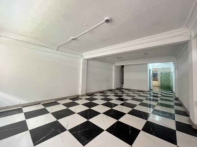 ขายอาคารพาณิชย์ ถนนสุรวงศ์ ซอยอนุมานราชธน ขนาด 20 ตร.ว. พื้นที่ใช้สอย 560 ตร.ม. ใกล้ BTS ศาลาแดง และ ช่องนนทรี มีลิฟต์ ขาย 30,000,000 บาทอาคารพาณิชย์ 7 ชั้น ในซอยอนุมานราชธน ถนนสุรวงศ์ขนาดที่ดิน 20 ตารางวา พื้นที่ใช้สอย 560 ตารางเมตรภายในมีลิฟต์ 3 ห้องน้ำ และที่จอดรถ 3 คันอาคารมือสอง สภาพดี เหมาะสำหรับทำสำนักงาน คลินิก หรือธุรกิจต่างๆทำเลศักยภาพ ใกล้ BTS ศาลาแดง และ BTS ช่องนนทรี เช�