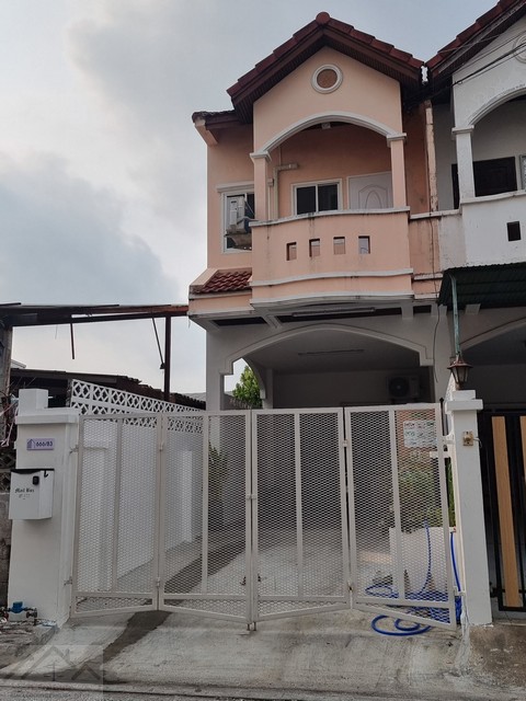 ให้เช่าทาวน์โฮม 4 ชั้น รวมดาดฟ้า 3 ห้องนอน ประชาราษฎร์บำเพ็ญ 26 ห้วยขวาง ใกล้ MRT ห้วยขวาง*** ราคาเช่า 35,000 บาท/เดือน-- ออฟฟิศจดทะเบียน 40,000 บาท/เดือนติดต่อ::  ชยา โทร/ID Line:: 0942823961   Link Line:: https://line.me/ti/p/3xFA1An8Kcรหัส# T26-551ทาวน์โฮม 4 ชั้น รวมดาดฟ้า ประชาราษฎร์บำเพ็ญ 26 ห้วยขวาง • เนื้อที่ 24.3 ตรว • 3 ห้องนอน • 4 ห้องน้ำ • พร้อมห้องครัวภายในตัวบ้าน• 2 ที่จอดรถ  สถานที่ในบริเวณใกล้เคียง:• ใกล้ MRT ห้วยขวาง 1.6 กิโล�