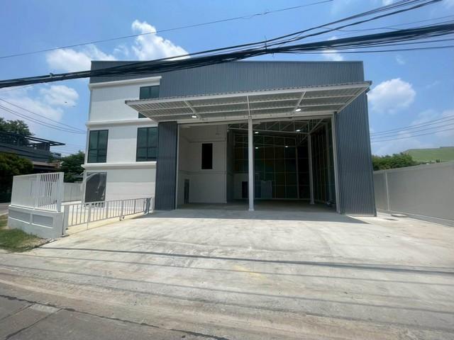 ขายโกดัง600ตร.ม.พร้อมออฟฟิศย่านบางรักน้อย ติดถนนรัตนาธิเบศร์ เมืองนนทบุรีราคาขาย 14,990,000 บาท ( โอนคนละครึ่ง )ราคาเช่า 100,000 บาท / เดือนที่ตั้ง ถนนรัตนาธิเบศร์ ตำบลบางรักน้อย อำเภอเมืองนนทบุรี นนทบุรีติดต่อ : คุณภัสพงณ์ 0634098164Line : deedee23https://www.facebook.com/profile.php?id=61581484955548เนื้อที่ 112 ตารางวา พื้นที่ใช้สอย 600 ตารางเมตร จำนวน 3 ห้องนอน 6 ห้องน้ำ จอดรถได้ 9 คันออฟฟิส 2 ชั้น พื้นที่ 200 ตารางเมตรห้องเก็บข