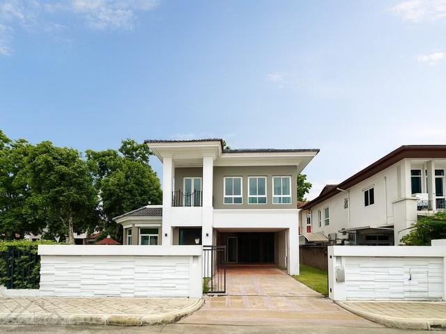 ให้เช่าบ้านเดี่ยว 2 ชั้น หมู่บ้านแกรนด์ คาแนล ดอนเมือง หลังใหญ่ สไตล์อิตาลี ใกล้สนามบินดอนเมืองราคาเช่า 80,000 บาท / เดือนที่ตั้ง ถนนเชิดวุฒากาศ แขวงสีกัน เขตดอนเมือง กรุงเทพฯ 10210ติดต่อ : คุณภัสพงณ์ 0634098164Line : deedee23https://www.facebook.com/profile.php?id=61581484955548เนื้อที่ 136.8 ตารางวา พื้นที่ใช้สอย 250 ตารางเมตร จำนวน 2 ชั้น 4 ห้องนอน 3 ห้องน้ำมี 1 ห้องแม่บ้าน จอดรถได้ 4 คันโครงการคุณภาพ บนคลอง วิวสวย ใกล้เมือ�