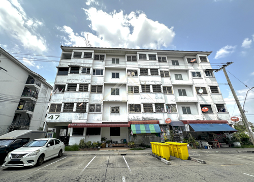 BHL1244บ้านเอื้ออาทร บางบัวทอง 1 บางกรวย - ไทรน้อยที่ตั้ง : ถ. บ้านกล้วย-ไทรน้อย ตำบล พิมลราช อำเภอ บางบัวทอง นนทบุรี 11110รายละเอียดบ้าน- พื้นที่ใช้สอย 31.82 ตร.ม.- สูง 5 ชั้น อยู่ที่ชั้น 5 อาคาร 12- 1 ห้องนอน 1 ห้องน้ำ - 1 ห้องครัว- 1 ที่จอดรถ- ทิศใต้สิ่งอำนวยความสะดวก- เจ้าหน้าที่รักษาความปลอดภัย 24 ชั่วโมง- สวนสาธารณะ- ภายในโครงการประกอบไปด้วยสิ่งอำนวยความสะดวกครบครันสถานที่ใกล้เคี