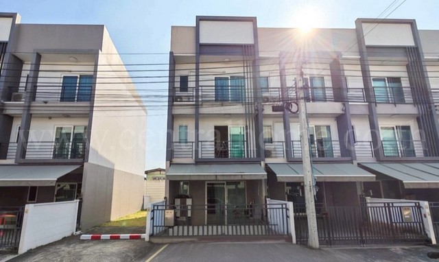 รหัสทรัพย์&nbsp;6951ทาวน์โฮม 3 ชั้น บ้านกลางเมือง สวนหลวง สภาพดี หลังริม ต้นโครงการ&nbsp;ที่ตั้ง&nbsp;: แขวงดอกไม้ เขตประเวศ กรุงเทพมหานคร 10250รายละเอียดทรัพย์- ทาวน์โฮม 3 ชั้น เนื้อที่ 22.50 ตารางวา พื้นที่ใช้สอย 178 ตารางเมตร- 3 ห้องนอน, 3 ห้องน้ำ, 1 ห้องนั่งเล่น, 1 ห้องครัว, 2 ที่จอดรถ&nbsp;- เครื่องปรับอากาศ 2 เครื่อง, ปั๊มน้ำ + แท้งค์น้ำ- วัสดุพื้น : ชั้นล่างปูกระเบื้อง / ชั้นบนพื้นลามิเนต- ติด�