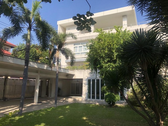 ให้เช่าโฮมออฟฟิศขนาดใหญ่4 ชั้น ซอย สุขุมวิท 62 ย่าน BTS บางจาก แขวง บางจาก เขตพระโขนงสนใจติดต่อคุณรวย 0638141562 /0958439458Line :0638141562ให้เช่าโฮมออฟฟิศขนาดใหญ่4 ชั้น ซอย สุขุมวิท 62 ขนาดที่ดิน 200 ตารางวา พื้นที่ใช้สอยประมาณ 700 ตารางเมตรมีสนามหญ้าใหญ่ส่วนตัว - มี 6 ห้องนอน 6 ห้องน้ำ- มีลิฟท์โดยสาร 1 ตัว 1 ห้องนอนสำหรับ maid  1 ห้องนอนสำหรับคนรถ 1 ห้องน้ำ- ที่จอดรถ5- 6คัน เหมาะสำหรับพักอาศัยหรือทำอ�