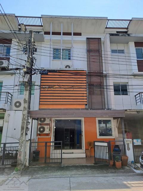 ขายทาวน์โฮม 3 ชั้น เนอวานา พาร์ค สุขุมวิท 77 NIRVANA PARK SUKHUMVIT 77 (อ่อนนุช-ประเวศ) สภาพดีพร้อมอยู่ติดต่อ:: ชยา โทร/ID Line:: 0942823961Link Line:: https://line.me/ti/p/3xFA1An8Kcรหัส# T26-565ทาวน์โฮม 3 ชั้น NirvanaPark Sukhumvit 77 (อ่อนนุช-ประเวศ) สภาพดีพร้อมอยู่!สัมผัสความสงบและความเป็นส่วนตัวที่หาได้ยาก ในบ้านดีไซน์ Modern ท่ามกลางสังคมคุณภาพ• เนื้อที่: 19.7 ตารางวา• พื้นที่ใช้สอย: 173 ตารางเมตร• หน้ากว้าง: 5.5 เมตร• 3 ห้องนอน 3 ห้องน้ำ• บ้านเปล่า�