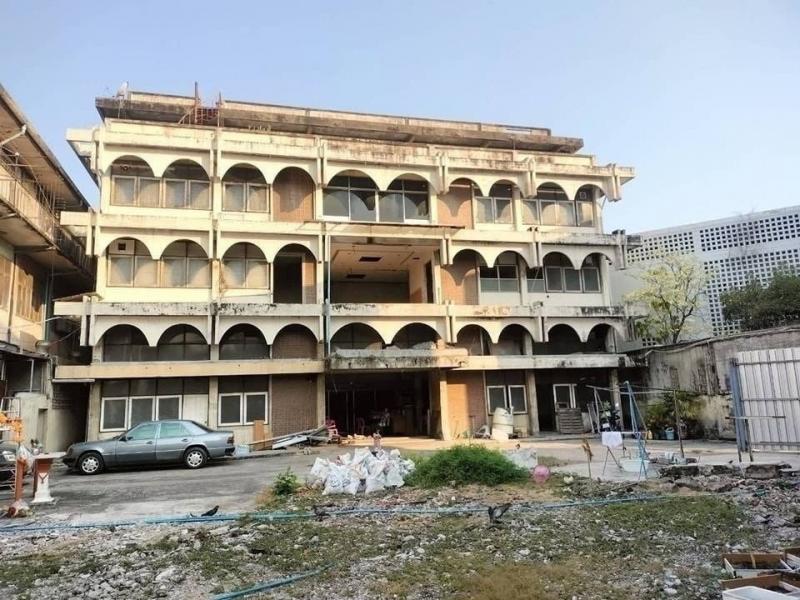 &nbsp;สนใจติดต่อเจ้าของที่โดยตรง #ไม่ใช่นายหน้าคุณกมล 083-728-9449&nbsp;&nbsp;#ให้เช่าถูกมากก&nbsp; ตึก 1/2ไร่ พร้อมอาคาร 4 ชั้น&nbsp; #ติดสาทร- ใกล้รถไฟฟ้า&nbsp; ติดโรงพยาบาลปิ่นเกล้า ใกล้ รพ.ทหารเรือและ รพ.สมิติเวช- ร้านอาหารขนาดใหญ่ สบายเลยครับ- เหมาะทำสถานพยาบาล-โรงแรม ออฟฟิตและคาเฟ่- จอดรถได้กว่า 15 คัน#ราคาถูกมาก เช่าระยะสั้น-ยาว&nbsp; ทำคาเฟ่, ออฟฟิศสำนักงาน- ขนาดที่ดิน: 195 ตารางวา / พร้อมอาคา�