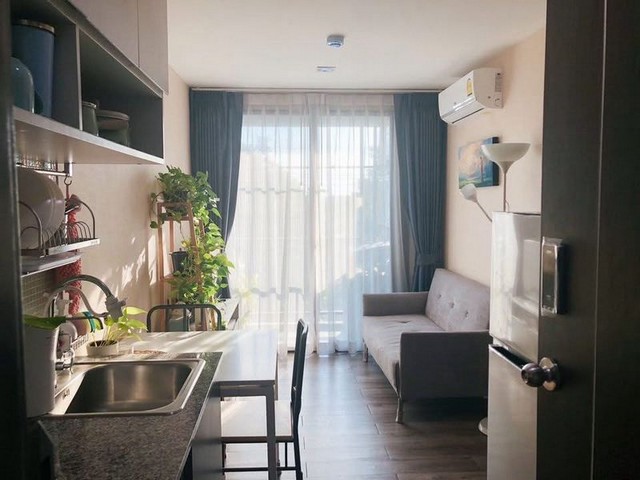 TEL : 092-288 9359 คุณดนิตาLine : https://line.me/ti/p/yxo92dHWP1รายละเอียด : ตึก A ชั้น 3 พื้นที่ขนาด 28.83 ตารางเมตร1 ห้องนอน  1 ห้องน้ำ  วิวทางรถไฟ บรรยากาศเงียบสงบ ใกล้ชุมชน สะดวกสบาย เข้า-ออกได้หลายทางสิ่งอำนวยความสะดวก : - เครื่องปรับอากาศ 2 เครื่อง- เครื่องทำน้ำอุ่น- เฟอร์นิเจอร์ Built in ครบตามรูป - โซฟา- โต๊ะทานข้าว + เก้าอี้- ประตูห้องระบบ digital lock- wallpaper ทั้งห้อง- ผ้าม่าน- มุ้งลวดจีบส่วนกลาง :  - ล็อบบี้- ฟิตเนส- สร