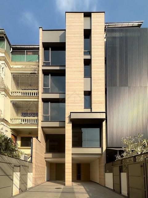 ขายโฮมออฟฟิศ 4.5 ชั้น ซอยปรีดี 14 (สุขุมวิท 71) ใกล้เอกมัยทองหล่อ รีโนเวทใหม่ทั้งหลัง มีลิฟต์และระบบ Smart Homeราคาขาย 32,900,000 บาท ( โอนคนละครึ่ง )ที่ตั้ง ถนนสุขุมวิท 71 ซอยปรีดี 14 แขวงพระโขนงเหนือ เขตวัฒนา กรุงเทพมหานคร 10250ติดต่อ : คุณภัสพงณ์ 0634098164Line : binkem22https://www.facebook.com/profile.php?id=61581484955548เนื้อที่ 47 ตารางวา พื้นที่ใช้สอย 536 ตารางเมตร หน้ากว้าง 6 เมตร จำนวน 4.5 ชั้น 5 ห้องนอน 7 ห้องน้ำ จอดรถ 4 คันมี 4 ห้องเอน�