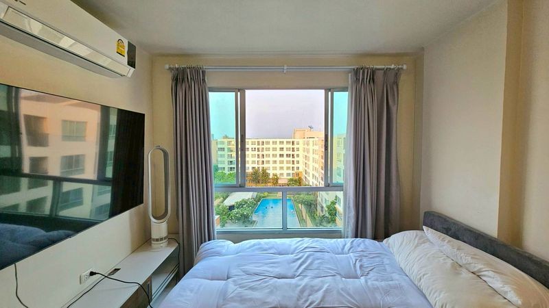 สนใจ ติดต่อ กลอยใจ (ติดทรัพย์ รับโค)Tel. 0806956159Line : jingjai_estateDcondo nim ให้เช่า 12,000 / ปีหรือ ขาย ดีคอนโด นิม + วิวสระ ใกล้เซ็นทรัลเฟสชั้น 8 พร้อมเข้าอยู่ราคาขาย 2.85 ล้านบาทพื้นที่ 37.43 ตร.มราคาขาย : 2.85 ล้านบาทค่าส่วนกลาง 45 บาท- อยู่ชั้น 8 ตึก A- 1 ห้องนอน- 1 ห้องน้ำ- เฟอร์นิเจอร์ : ชุดเตียง บิ้วอินตู้เสื้อผ้า-ชั้นวางทีวี โซฟา โต๊ะกาแฟ ชุดโต๊ะทานข้าว บิ้วอินครัว- หิ้วกระเป๋าเข้าอยู่ได้เลย- เครื่องใ�