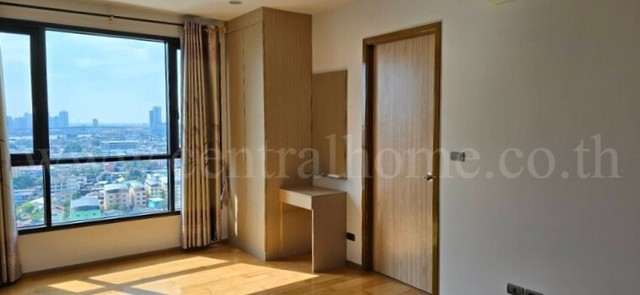 รหัสทรัพย์ : 7246คอนโด ห้องชุด โครงการ ฟิวส์ สาทร - ตากสิน&nbsp;ห้องใหม่มาก สภาพดี ราคาถูกที่ตั้ง :&nbsp;ถนนกรุงธนบุรี แขวงบางลำภูล่าง เขตคลองสาน กรุงเทพมหานคร 10600รายละเอียดทรัพย์- คอนโด ห้องชุด 27 ชั้น อยู่ที่ชั้น 18 พื้นที่ใช้สอย 28 ตารางเมตร- 1 ห้องนอน, 1 ห้องน้ำ, 1 ห้องครัว, 1 ที่จอดรถ-&nbsp;หน้ากว้างรวมประมาณ 5 เมตร ลึก 5 เมตร&nbsp;-&nbsp;วิวแม่น้ำเจ้าพระยา- หน้าต่างห้องหันไปทางทิศใต้&nbsp;สิ่ง