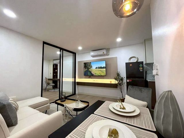 ขายพร้อมผู้เช่า 1.79 ล.เท่านั้น 37 ตรม. คอนโด #นครพิงค์ซิตี้วิว #วิวดอย #รับรายได้เดือนละ14,000 บาท (สัญญาหมด ส.ค. 69) ทำเลทอง #ใกล้ม.เชียงใหม่รายละเอียดห้อง:ขนาด 37 ตร.ม.ชั้น 5 วิวถนน + วิวดอยสวย1 ห้องนอน 1 ห้องน้ำ1 ห้องนั่งเล่น1 ครัวบิ้วอิน1 ระเบียงแบ่งห้องเป็นสัดส่วนมีโควต้าต่างชาติเหมาะสำหรับอยู่อาศัยเอง หรือปล่อยเช่าเพื่อการลงทุนขายพร้อมผู้เช่า 14,000 บาท สัญญารายปี (สัญญาถึง�