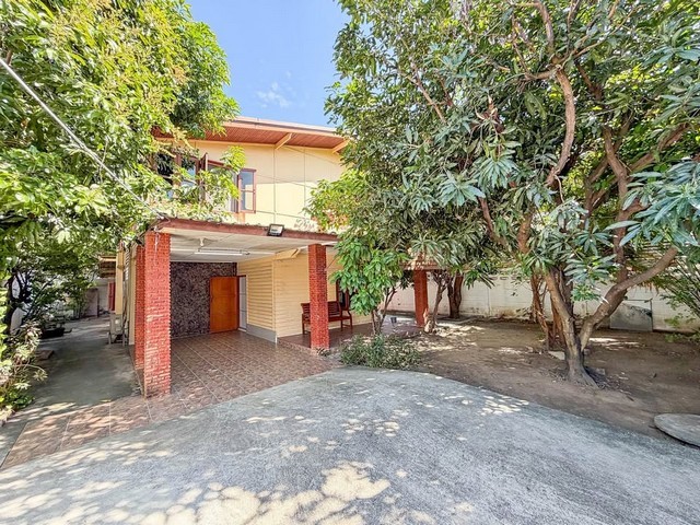 RHT2575ให้เช่าบ้านเดี่ยว ทำออฟฟิศได้ เอกมัยซอย10หรือ สุขุมวิท63ใกล้ BTS เอกมัย และห้างDonki Mall Thonglorเนื้อที่  86 ตารางวา พื้นที่ใช้สอย: ประมาณ 200 ตารางเมตร 3 ห้องนอน  2 ห้องน้ำ  จอดรถได้ 5-6 คันติดต่อ : คุณเจี๊ยบ092-851-6969Line : keti2522 เงื่อนไข: ยินดีรับสัญญาในนามบริษัท / สัญญาระยะยาวคุยกันได้ครับ  ราคาค่าเช่า: 70,000 บาท/เดือน (ต่อรองได้)ซอยเอกมัย 10 แขวงคลองตันเหนือ เขตวัฒนา กรุงเทพมหานคร 10110 เปลี่ยนบ้า