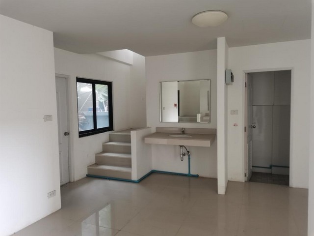   ขาย บ้านเดี่ยว/ทาวน์เฮ้าส์/คอนโด โครงการ ขาย อาคารพาณิชย์  อำเภอหัวหิน ประจวบคีรีขันธ์   ตำบลหัวหิน อำเภอหัวหิน ประจวบคีรีขันธ์   ราคาโปรโมชั่น   10,560,000   บาท    ลดจาก  17,600,000     บาท ราคาโปรโมชั่นตั้งแต่วันที่  13 มีนาคม - 31 พฤษภาคม 2569  รายละเอียดทรัพย์ -  เนื้อที่ 0-0-47.8    ตารางวา   -  7ห้องนอน 6 ห้องน้ำ   -  1 ที่จอดรถ  -  บ้านหันไปทางทิศ ตะวันตก  พิกัดทรัพย์ : https://maps.app.goo.gl/JGLmJPbXp63mvSrEA  สถานที่ใกล้เคียง  