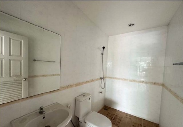  Code ID : PKT-63EE030201119   ราคา  18,621,000     บาท (ราคาต่อรองได้)  - เนื้อที่ 1-3-55 ตร.ว. - 1 ห้องนอน 1 ห้องน้ำ  - 1 ที่จอดรถ   บ้านหันไปทางทิศ ตะวันออกเฉียงใต้   พิกัดทรัพย์ : https://maps.app.goo.gl/Sim4LVbFG8dWdwdT6  สอบถามเพิ่มเติม / นัดชม โทร. 097-419-5982(พลอย) โทร. 096-932-4624(ออมสิน) Line : @panaya (มี@ด้านหน้า)  ปรึกษาสินเชื่อฟรี One Stop Service ดูแลตั้งแต่ต้นจนจบบริษัท ปณยาคิดดี จำกัด 