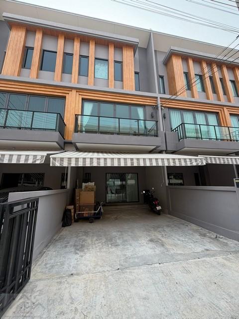 ให้เช่าพรีเมียมทาวน์โฮม 3 ชั้น EIGEN พระราม9 ถนนเฉลิมพระเกียรติ ร.9 ซอย 89 ทำเลดี ใกล้เมือง ใกล้ทางด่วน ใกล้รถไฟฟ้าติดต่อ:: ชยา โทร/ID Line:: 0942823961Link Line:: https://line.me/ti/p/3xFA1An8Kcรหัส# T26-579พรีเมียมทาวน์โฮม 3 ชั้น โครงการไอเจนท์ พระราม9 ถนนเฉลิมพระเกียรติ ร.9 ซอย 89• พื้นที่ใช้สอย 192 ตรม.• 3 ห้องนอน• 4 ห้องน้ำ• 1 ห้องอเนกประสงค์ / 1 ห้องครัว• 2 ที่จอดรถ• เฟอร์นิเจอร์ครบพร้อมอยู่• แอร์ทุกห้อง (5 ตัว)• วอลเปเป�