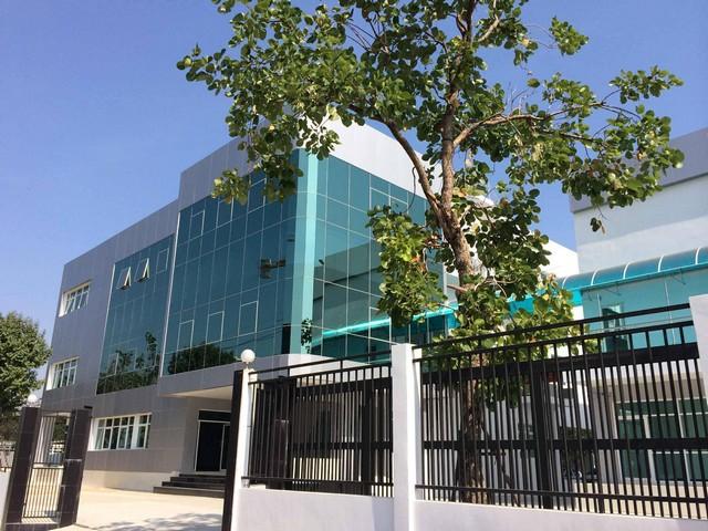 ขาย - ให้เช่าอาคาร 3 ชั้นเกือบ 2,000 ตรม. หรือขายทั้งแปลง 2,785 ตรม. บนเนื้อที่ 2 ไร่ 2 งาน ถนนเสรีไทย ใกล้นิด้า ใกล้เดอะมอลล์​บางกะปิ​ติดต่อ:: ชยา โทร/ID Line:: 0942823961Link Line:: https://line.me/ti/p/3xFA1An8Kcรหัส# T26-577สำนักงาน เสรีไทยซอย 10-12 ใกล้นิด้า ใกล้เดอะมอลล์​บางกะปิ​- บนที่ดิน 2-1-50 ​ไร่​** ประกอบด้วย **- อาคาร 3 ชั้น พื้นที่เกือบ 2,000 ตร.ม.​ (ชั้น 1 โถงโล่ง ชั้น 2-3 มี 22 ห้อง)- อาคาร 2 ชั้น พื้นที่เกือบ 785 ตรม.- จอดรถได้ 65-70 คัน