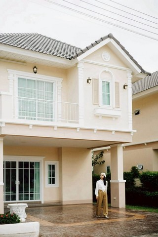 ราคาเพียง 4.5 ล้าน #ดีญ่าวาเล่ย์ #หางดง #บ้านตัวอย่าง 2 ชั้น #วิวดอยสุเทพ ตกแต่งครบ พร้อมอยู่ #แปลงมุม ทำเลทอง #ใกล้เลค & คลับเฮ้าส์ โครงการคุณภาพ บรรยากาศดี ครบทั้งความสะดวก และความเป็นส่วนตัวรายละเอียดบ้านพื้นที่ดิน 52 ตร.วาพื้นที่ใช้สอย 142 ตร.ม.4 ห้องนอน | 3 ห้องน้ำ | 2 ที่จอดรถเฟอร์นิเจอร์บิ้วอินครบชุดเครื่องปรับอากาศ 3 เครื่องบ้านตัวอย่าง ตกแต่งสวย พร้อมเข้าอยู่ท�