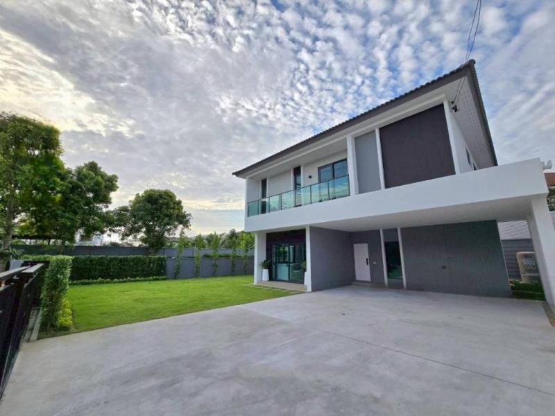 ให้เช่าบ้านเดี่ยว 2 ชั้น หมู่บ้าน Centro วิภาวดี ดอนเมือง ใกล้ รร.นานาชาติ Harrowสนใจติดต่อ คุณเจี๊ยบ Tel. 081 416 4142 Tel. 094 448 5038id : jeab_chick (สามารถแอดไลน์ สอบถามได้ คะ)บ้านเดี่ยว 2 ชั้น **หลังมุม** ขนาดพื้นที่ 100 ตรว.พื้นที่ใช้สอย 252 ตรม.4 ห้องนอน5 ห้องน้ำ1 ห้องครัวแอร์ **ทุกห้อง**เครื่องทำน้ำอุ่น **ทุกห้อง**2 ห้องโถง/พื้นที่พักผ่อน4 - 5 ที่จอดรถ**พร้อมเฟอร์นิเจอร์และเครื่องใช้ไฟฟ้าราคา 85,000 บาท/เดือนสัญ�