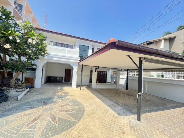 ให้เช่าบ้านเดี่ยว 2 ชั้น ถนนพระรามที่ 5 ซอยราชวิถี 32 เขตดุสิต รีโนเวทใหม่ทั้งหลังราคาเช่า 95,000 บาท / เดือน ( ประกัน 3 เดือน ล่วงหน้า 1 เดือน )ที่ตั้ง ถนนพระรามที่ 5 ซอยราชวิถี 32 แขวงสวนจิตรลดา เขตดุสิต กรุงเทพมหานคร 10300ติดต่อ : คุณภัสพงณ์ 0634098164Line : deedee23https://www.facebook.com/profile.php?id=61581484955548เนื้อที่ 100 ตารางวา พื้นที่ใช้สอยประมาณ 400 ตารางเมตร จำนวน 2 ชั้น 6 ห้องนอน 4 ห้องน้ำมีห้องครัว 1 ห้อง ห้องนั่งเล�