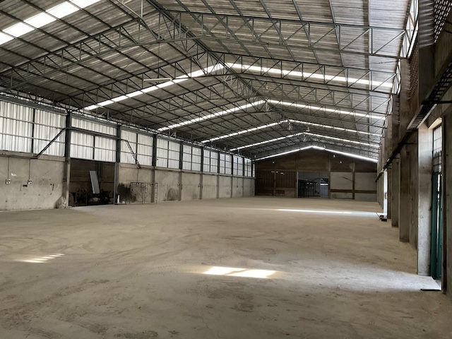 BST1086 ให้เช่าโกดัง โรงงาน สมุทรสาคร ถนนเศรษฐกิจ พื้นที่ 2000 ตร.ม. พร้อมออฟฟิศ รถบรรทุกเข้าได้ ใกล้ถนนใหญ่ติดต่อ Agent คุณบัว (Bua)Tel: 093-646-4597 LINE ID: Bua093ขนาดพื้นที่พื้นที่โกดัง 2,000 ตารางเมตร (ไม่รวมลานจอดรถ)พื้นที่สำนักงาน 40 ตารางเมตรราคาเช่า90 บาทต่อตารางเมตรรวม 180,000 บาทต่อเดือนเงื่อนไขสัญญาขั้นต่ำ 3 ปีรายละเอียดอาคารโกดังหรือโรงงานสำเร็จรูป พร้อมใช้งานทันทีห้องน้ำ 4 ห้องมีหม้อแ�