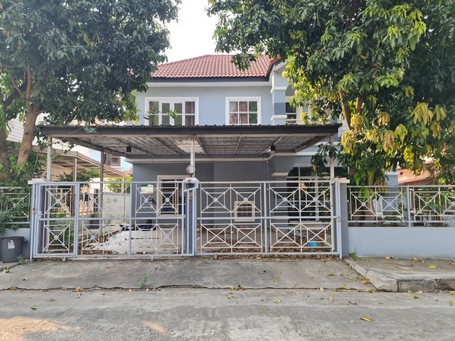  รหัสทรัพย์ (Code ID) :  PTT-26-P00665  ราคา  3,052,000 บาท (ราคาต่อรองได้) ▸ เนื้อที่  56 ตารางวา  พื้นที่ใช้สอย 202 ตารางเมตร   ▸ - ห้องนอน - ห้องน้ำ     ▸ 1 ที่จอดรถ   บ้านเดี่ยวหันไปทางทิศ   พิกัดทรัพย์ :   https://maps.app.goo.gl/r8Trpcg9Md7xb8hK8  สถานที่ใกล้เคียง ▸ใกล้ตลาดพูนทรัพย์ ▸ใกล้ตลาดรังสิต ▸ใกล้โรงพยาบาลกรุงสยามเซนต์คาร์ลอส ▸ใกล้วัดบางพูน  สอบถามเพิ่มเติม / นัดชม โทร. 097-419-5982(พลอย) โทร. 096-932-4624(ออมสิน) Line : @panaya (มี@ด้านหน้า)  ป�