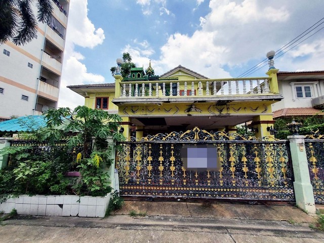  รหัสทรัพย์ (Code ID) :  PTT-26-P00388  ราคา  3,107,000 บาท (ราคาต่อรองได้) ▸ เนื้อที่  80 ตารางวา  พื้นที่ใช้สอย 278 ตารางเมตร   ▸ 4 ห้องนอน 3 ห้องน้ำ     ▸ 1 ที่จอดรถ   บ้านเดี่ยวหันไปทางทิศ   พิกัดทรัพย์ :   https://maps.app.goo.gl/j4bqigK3WsGkqJrc8  สถานที่ใกล้เคียง ▸ใกล้ตลาดพูนทรัพย์รังสิต ▸ใกล้โรงพยาบาลกรุงสยามเซนต์คาร์ลอส ▸ใกล้ทางด่วนบางพูน ▸ใกล้สำนักงานประกันสังคมจังหวัดปทุมธานี  สอบถามเพิ่มเติม / นัดชม โทร. 097-419-5982(พลอ�