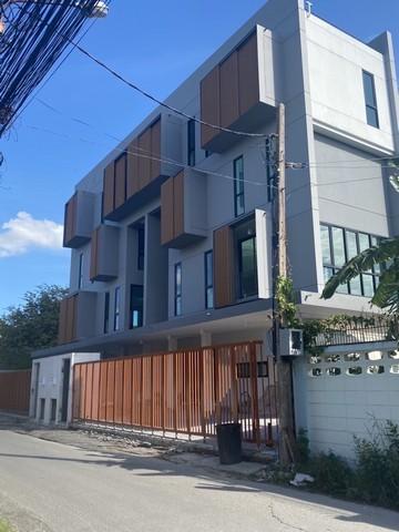 ให้เช่าโฮมออฟฟิศ 3.5 ชั้น ย่านรัชดาลาด พร้าวลาด พร้าววัง-หิน โชคชัย 4ใกล้ MRT ลาดพร้าว ใกล้ศาลรัชดา ซอยรัชดา 32 , ซอยลาดพร้าว 23ราคาเช่า 75,000 บาท / เดือน ( สัญญาขั้นต่ำ 2 ปี ประกัน 3 เดือน ล่วงหน้า 1 เดือน )ที่ตั้ง ถนนรัชดาภิเษก ซอยรัชดาภิเษก 32 แขวงจันทรเกษม เขตจตุจักร กรุงเทพมหานคร 10900ติดต่อ : คุณภัสพงณ์ 0634098164Line : binkem22https://www.facebook.com/profile.php?id=61581484955548เนื้อที่ 50 ตารางวา จำนวน 3.5 ชั้น 2 ห้องนอน 3 ห้องทำง�