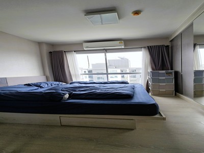 อยู่เองก็ได้ ลงทุนก็คุ้ม!! ขายคอนโด เดอะ นิชไอดี บางแค 27.86 ตร.ม. (The Niche ID Bangkae) ใกล้ MRT บางแค และ โลตัสบางแค เพชรเกษม เดินทางสะดวก .TPI-3037.- เดอะนิช ไอดี บางแค (The Niche ID Bangkhae)- ขนาดห้อง 27.86 ตร.ม. ชั้น 8 อาคาร D- 1 ห้องนอน 1 ห้องน้ำ แยกโซนครัวกับโซนห้องรับแขกและห้องนอน- ระเบียงหันออกทิศเหนือ ไม่โดนแดดตรงๆ.เฟอร์นิเจอร์และเครื่องใช้ไฟฟ้า- โซฟา- แอร์ 2 เครื่อง- เตียงพร้อมฟูก- เครื่องทำน้ำอุ่น- ไมโค